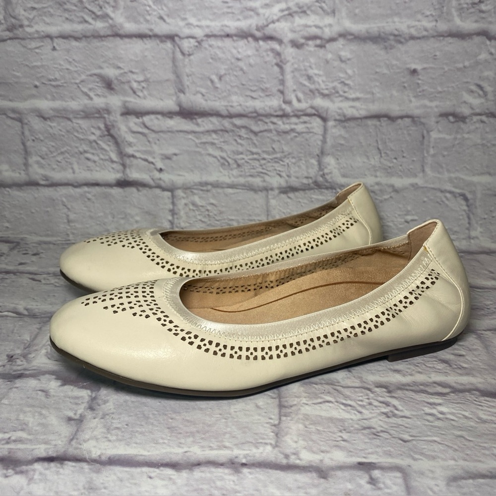 Vionic Whisper Ivory Cream Perforated Round Toe Leather Ballet Flats Size 8